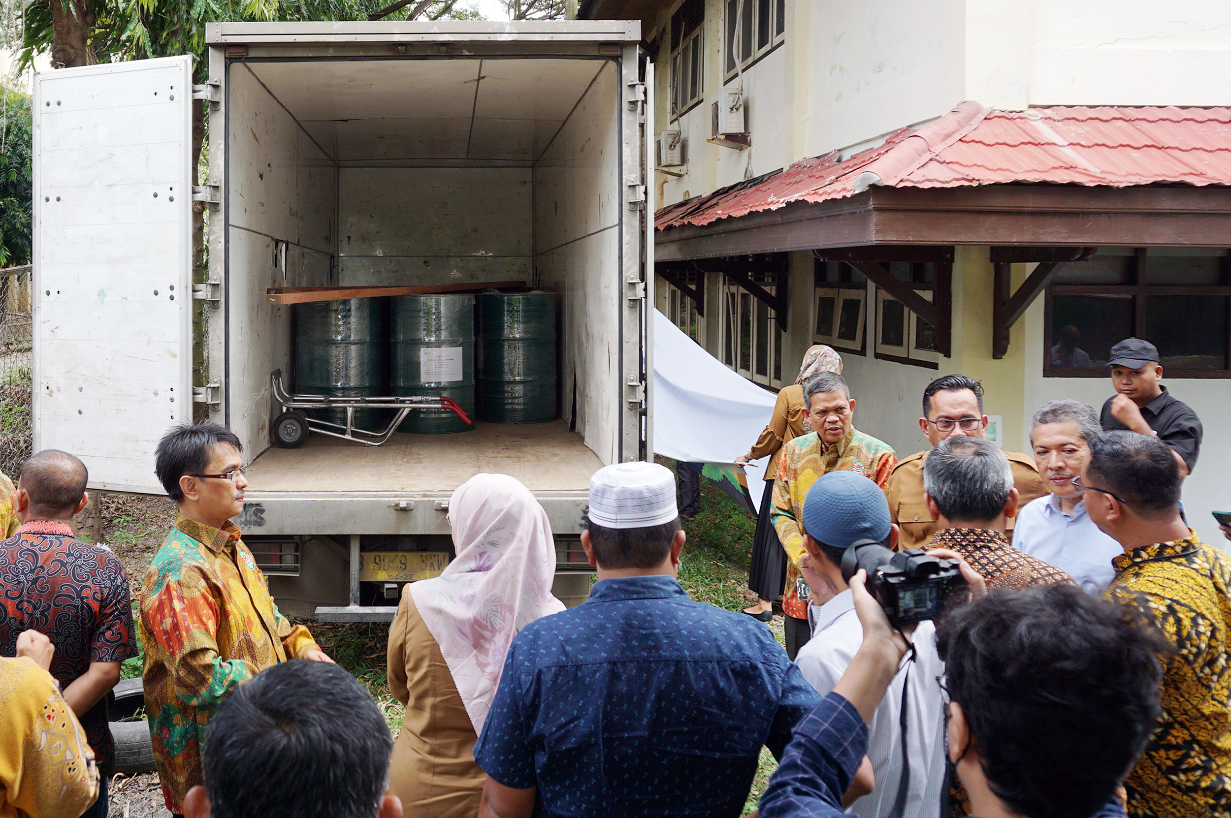 Pelepasan Komoditi ekspor minyak nilam yang akan dikirimkan ke Perancis di Kantor ARC USK. (Banda Aceh, 5 Desember 2022).