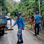 Petugas PLN Sabang Memperbaiki jaringan listri yang rusak akibat banjir di Sabang Minggu (29/1). Foto.Ist