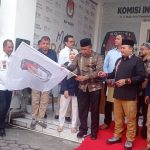 Komisioner KPU RI Muhammad Afifuddin melakukan peluncuran kirab pemilu 2024. / Foto ; Fitri Juliana