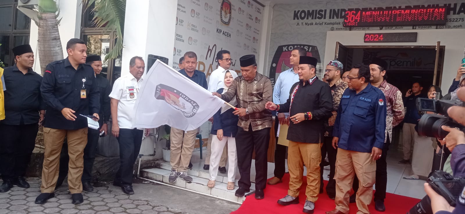 Komisioner KPU RI Muhammad Afifuddin melakukan peluncuran kirab pemilu 2024. / Foto ; Fitri Juliana