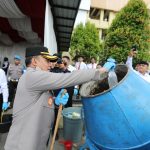 Kapold Aceh Irjen Pol. Achmad Kartito sedang melakukan pemusnahan narkotika jenis sabu dengan menuangkan dalam alat molen pengaduk semen Rabu 11/10/2023. Foto : Hotly/Digdata.id