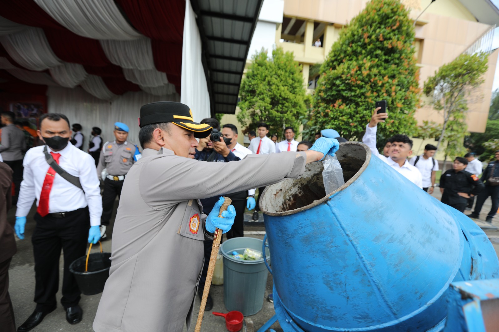 Kapold Aceh Irjen Pol. Achmad Kartito sedang melakukan pemusnahan narkotika jenis sabu dengan menuangkan dalam alat molen pengaduk semen Rabu 11/10/2023. Foto : Hotly/Digdata.id