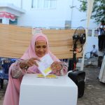 Warga Kampung Keramat memasukkan surat suara teelah mencoblos pada pemungutan suara ulang (PSU) di TPs 03 kampung keramat Banda Aceh/ Foto Hotly/Digdata.id