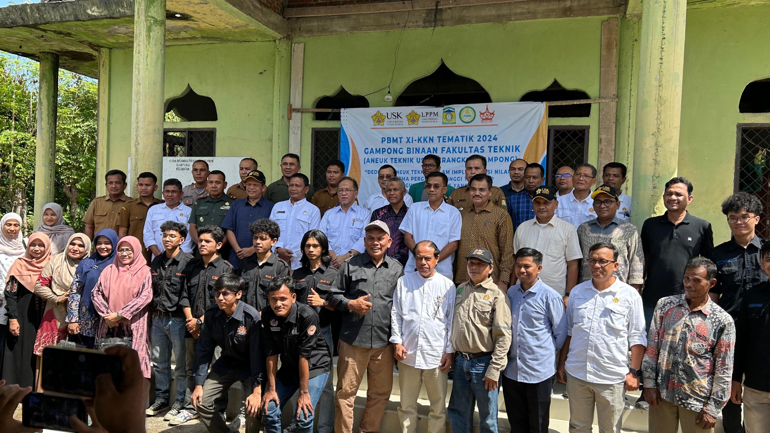 Peserta Pengabdian Masyarakat Fakultasa Teknik USK bersama perwakilan pemerintah Aceh Besar dan perangkat Gampong / Foto Dok FT USK