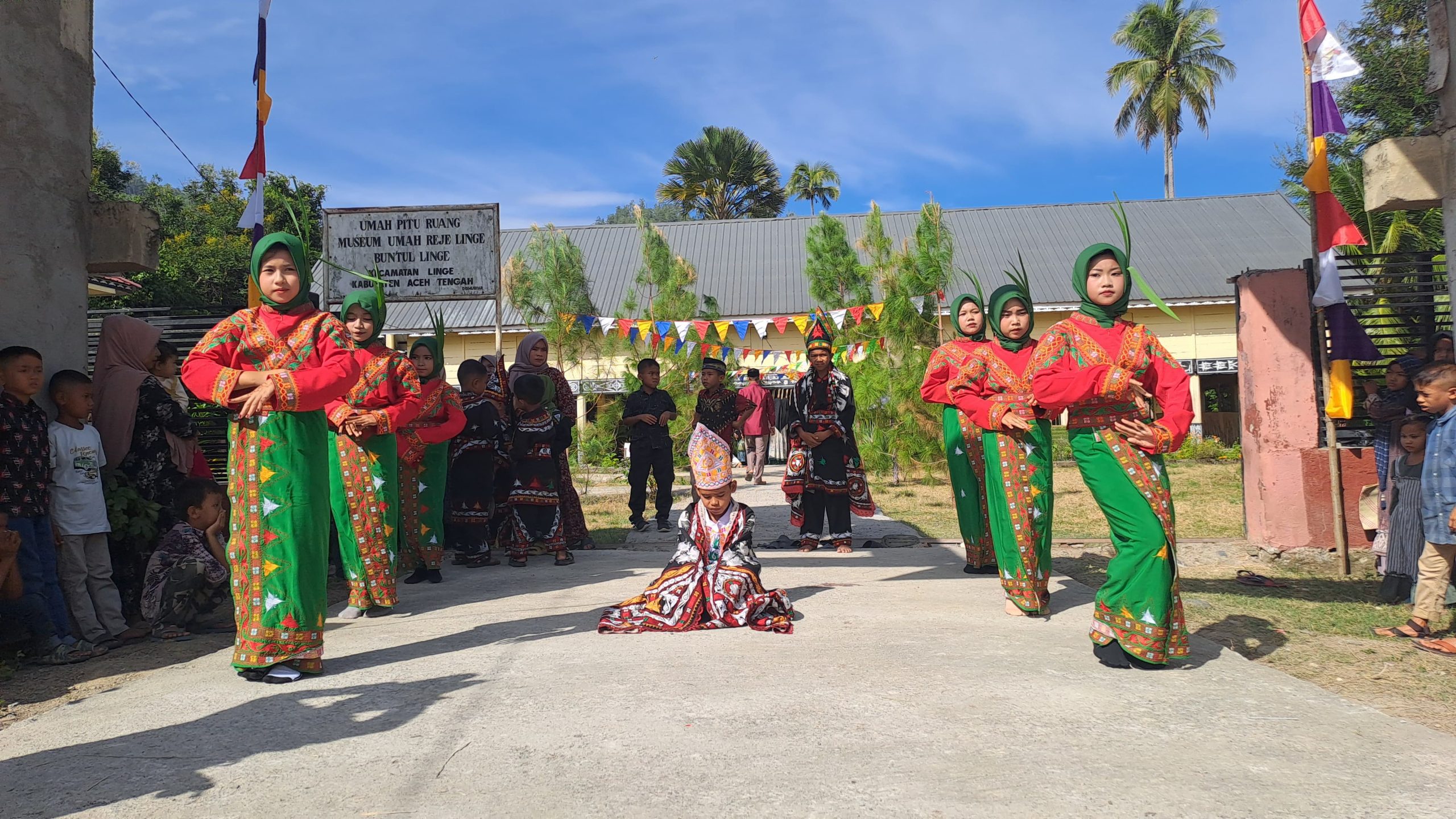 Anak-anak Linge sedang mementaskan tarian goel saat menyambut tamu dalam pestival Linge. Foto; Haris/Digdata.id