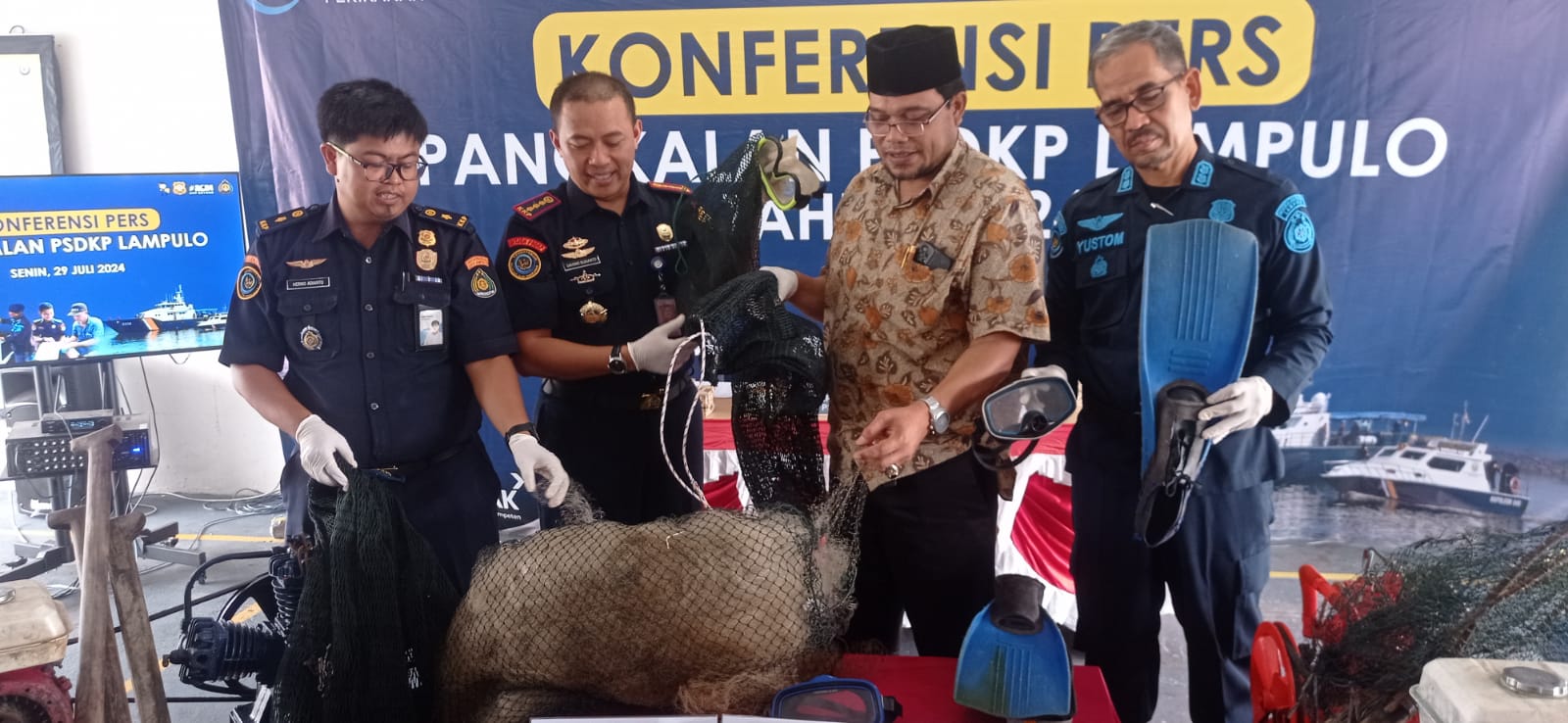 memperlihat barang bukti penangkapan dari pelaku pemboman ikan di perairan Pulau Aceh. Foto : Fitri / Digdata.id