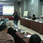 pemateri cekfakta pemilu sedang menjelaskan materi kepada peserta training di Hotel Grand Nanggroe Banda Aceh. Foto Ist
