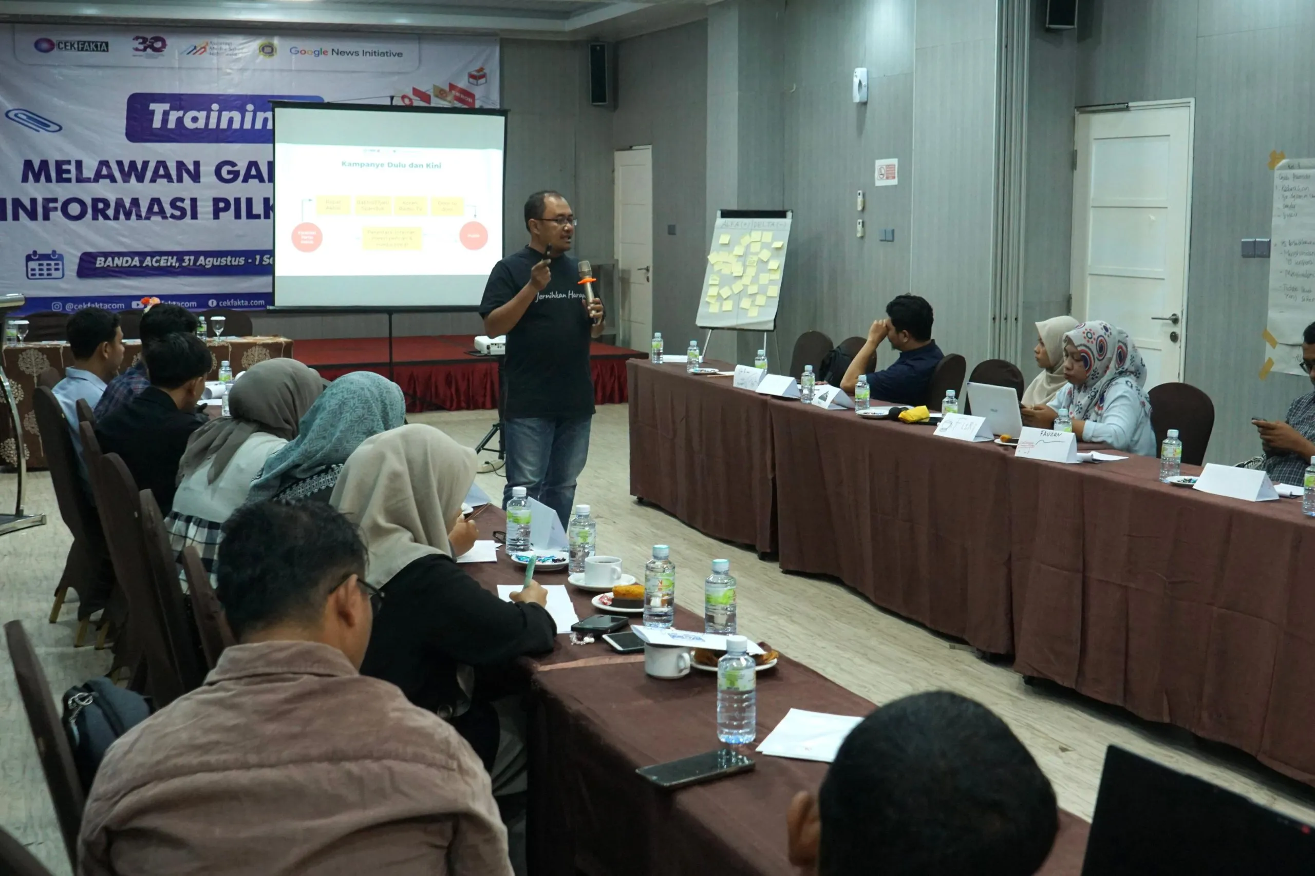 pemateri cekfakta pemilu sedang menjelaskan materi kepada peserta training di Hotel Grand Nanggroe Banda Aceh. Foto Ist