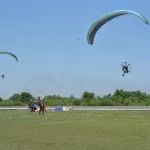 Atlit aerosport paramootor sedang bertanding di Bandara Malikulsaleh Aceh Utara. Foto: Rahmad Mirza