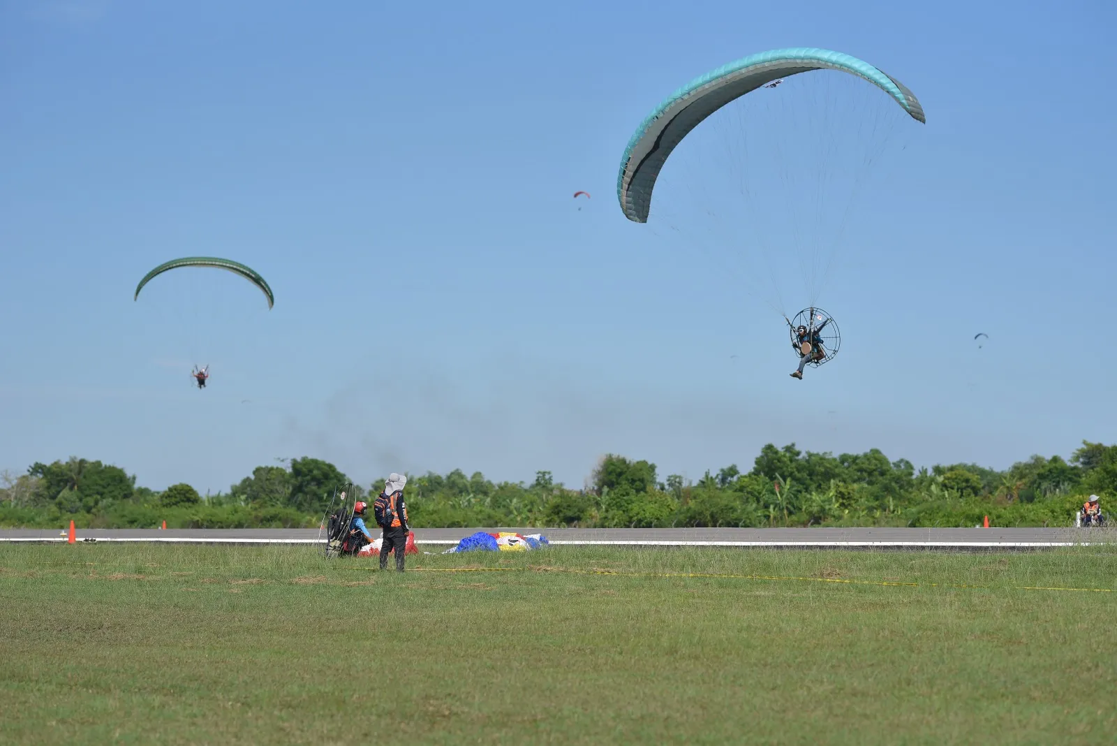 Atlit aerosport paramootor sedang bertanding di Bandara Malikulsaleh Aceh Utara. Foto: Rahmad Mirza