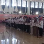 peserta kontingen cabang olah raga Muay Thai sedang mengikuti upacara pembukaan pertandingan cabor Muay Thai PON XXI Aceh-Sumut di Balai Meuseraya Aceh Banda Aceh. Foto : Fitri