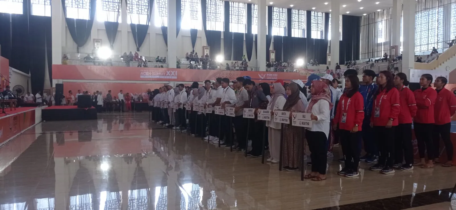 peserta kontingen cabang olah raga Muay Thai sedang mengikuti upacara pembukaan pertandingan cabor Muay Thai PON XXI Aceh-Sumut di Balai Meuseraya Aceh Banda Aceh. Foto : Fitri