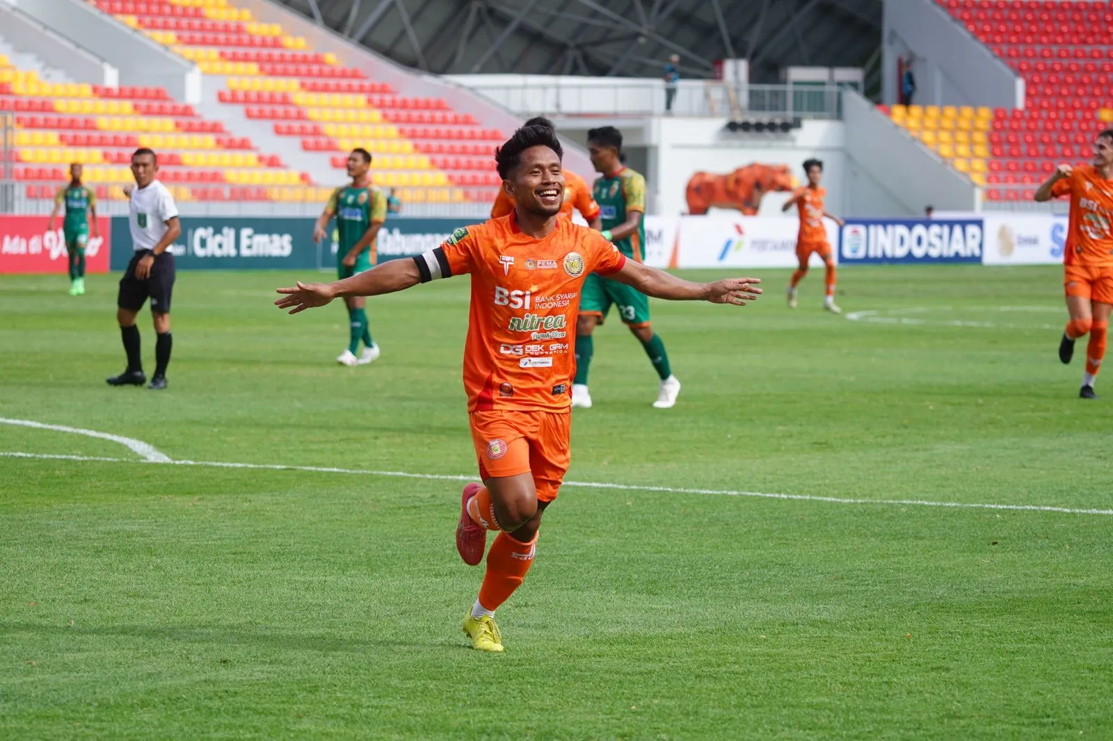 Selebrasi pemain Persiraja, Andik Vermansyah usai mencetak gol ke gawang Sriwijaya FC menit ke-30 pada laga yang dimainkan di Stadion Harapan Bangsa, Banda Aceh, Selasa (24/9/2024). Foto: MO persiraja Banda Aceh