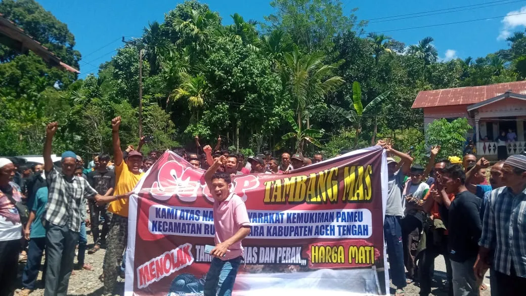 Sejumlah warga Kemukiman Pameu, Kecamatan Rusip Antara, Kabupaten Aceh Tengah menolak Warga penolakan perusahaan tambang PT PNM Senin 22 Oktober 2024 ( Foto; Ist.)