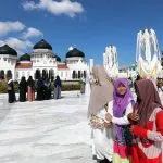Warga berdatangan ke Masjid Raya Baiturrahman mengikuti kegiatan zikir dan berdoa peringati 20th Aceh pasca bencana gempa dan tsunmai, Kamis (26/12/2024). Poto : Hotli Simanjuntak/Digdata.id