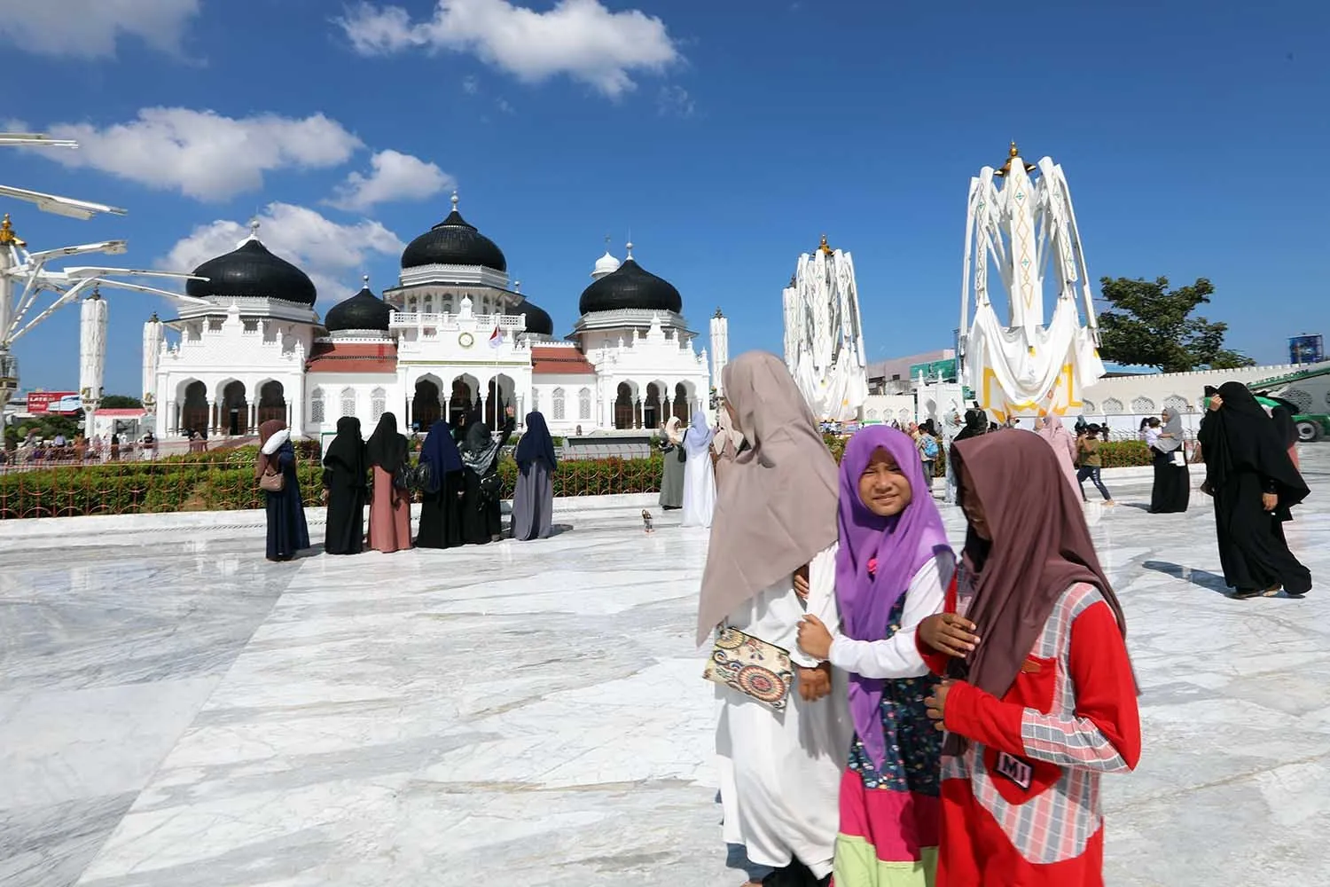 Warga berdatangan ke Masjid Raya Baiturrahman mengikuti kegiatan zikir dan berdoa peringati 20th Aceh pasca bencana gempa dan tsunmai, Kamis (26/12/2024). Poto : Hotli Simanjuntak/Digdata.id