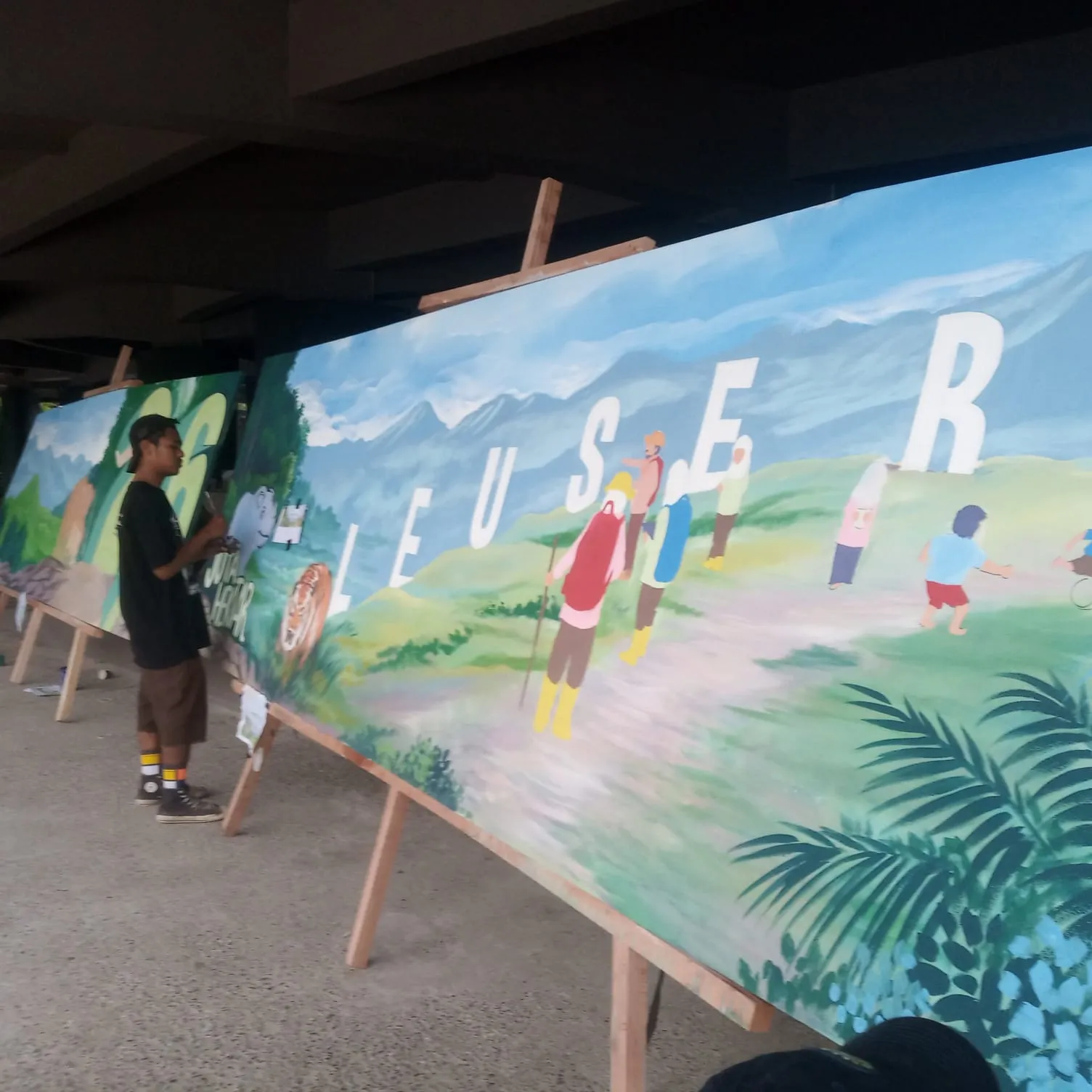 Aksi bikin mural di arena Pekan Raya Leuser, 3-8 Desember 2024. Foto : Digdata.id