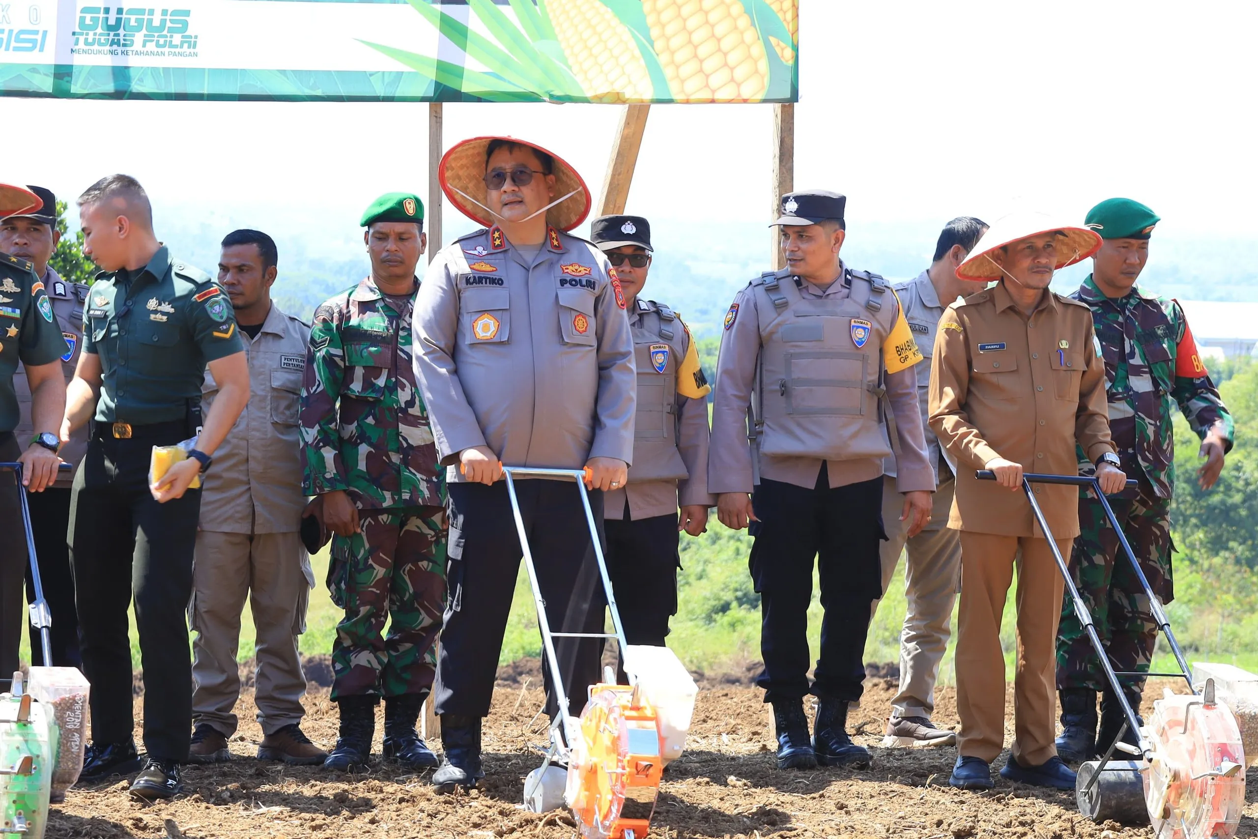 Kapolda Aceh bersama Forkopimda Tanam Satu Juta Hektar Jagung secara Serentak di Kabupaten Aceh Besar, Rabu (22/1/2025)