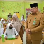 Penjabat (Pj) Gubernur Aceh, Safrizal ZA, M.Si, memantau peluncuran program Makan Bergizi Gratis (MBG) di sejumlah sekolah di Banda Aceh, Senin (6/1/2025)bersama Pj Wali Kota Banda Aceh, Almuniza Kamal, dan sejumlah kepala satuan kerja perangkat Aceh (SKPA).