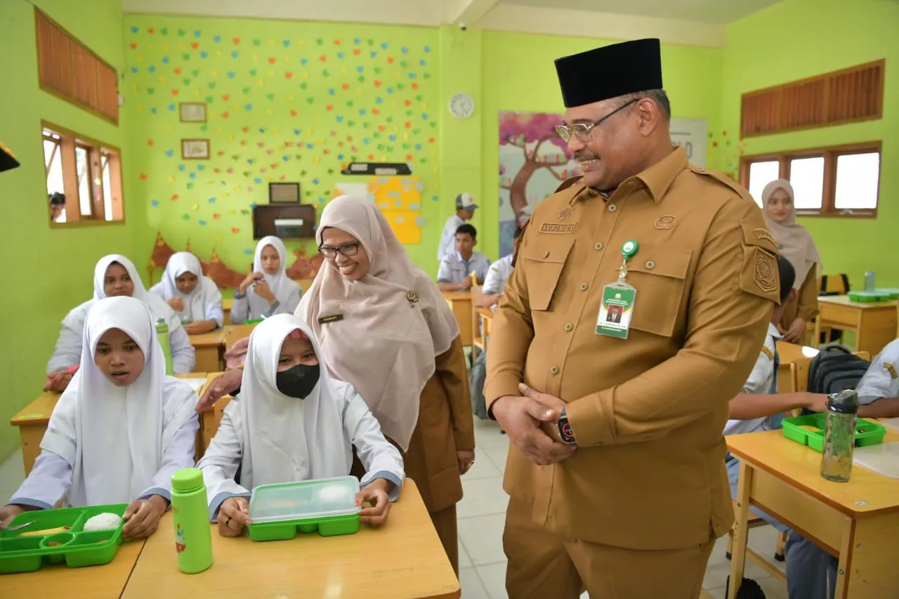 Penjabat (Pj) Gubernur Aceh, Safrizal ZA, M.Si, memantau peluncuran program Makan Bergizi Gratis (MBG) di sejumlah sekolah di Banda Aceh, Senin (6/1/2025)bersama Pj Wali Kota Banda Aceh, Almuniza Kamal, dan sejumlah kepala satuan kerja perangkat Aceh (SKPA).