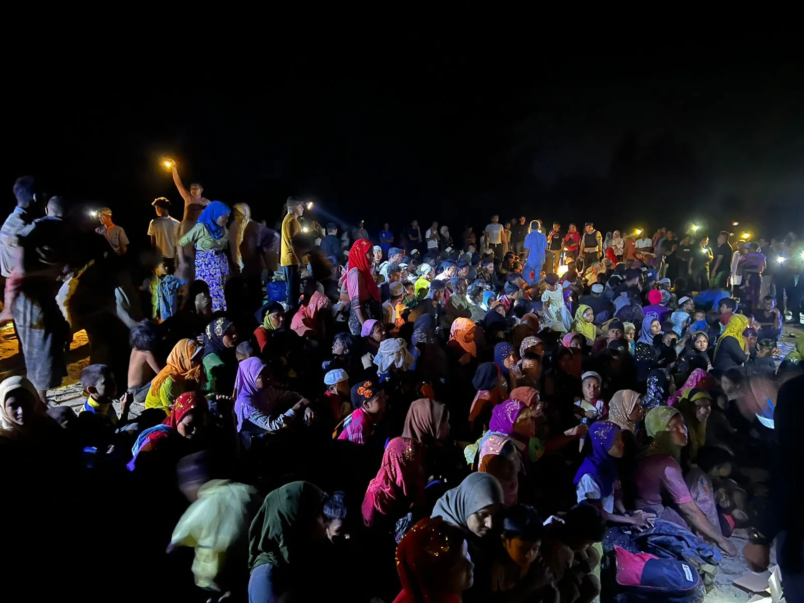 Kelompok Etnis Rohingya mendarat di Alue Bu Jalan, Peurelak, Aceh Timur (5/1/2025).