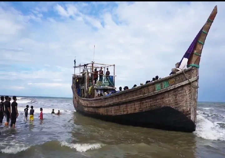 Sebanyak 77 imigran etnis Rohingya menggunakan sebuah kapal motor kayu kembali diketahui terdampar di Pantai Leuge, Kecamatan Pereulak, Kabupaten Aceh Timur, Rabu (29/01/2025)