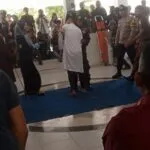 Seorang Terpidana kasus Liwath, Poto :Digdata.idterhuyung usai menjalani eksekusi cambuk oleh Algojo dari petugas Wilayatul Hisbah (WH), Kamis (27/2/2025).