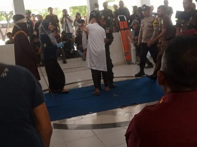 Seorang Terpidana kasus Liwath, Poto :Digdata.idterhuyung usai menjalani eksekusi cambuk oleh Algojo dari petugas Wilayatul Hisbah (WH), Kamis (27/2/2025).