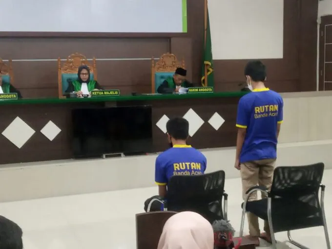 AI (24) dan DA (18). terbukti secara sah melanggar syariat islam dengan melakukan liwath atau melakukan hubungan sesama jenis.