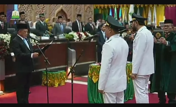Menteri Dalam Negeri RI, Tito Karnavian, dengan resmi melantik Muzakir Manaf dan Fadhlullah sebagai Gubernur dan Wakil Gubernur Propinsi Aceh, hasil dari pemilihan kepala daerah serentak 2024. Poto : Tangkapan-Layar-Live-Streaming-DPRA-Pelantikan-Gub-Wagub-Aceh