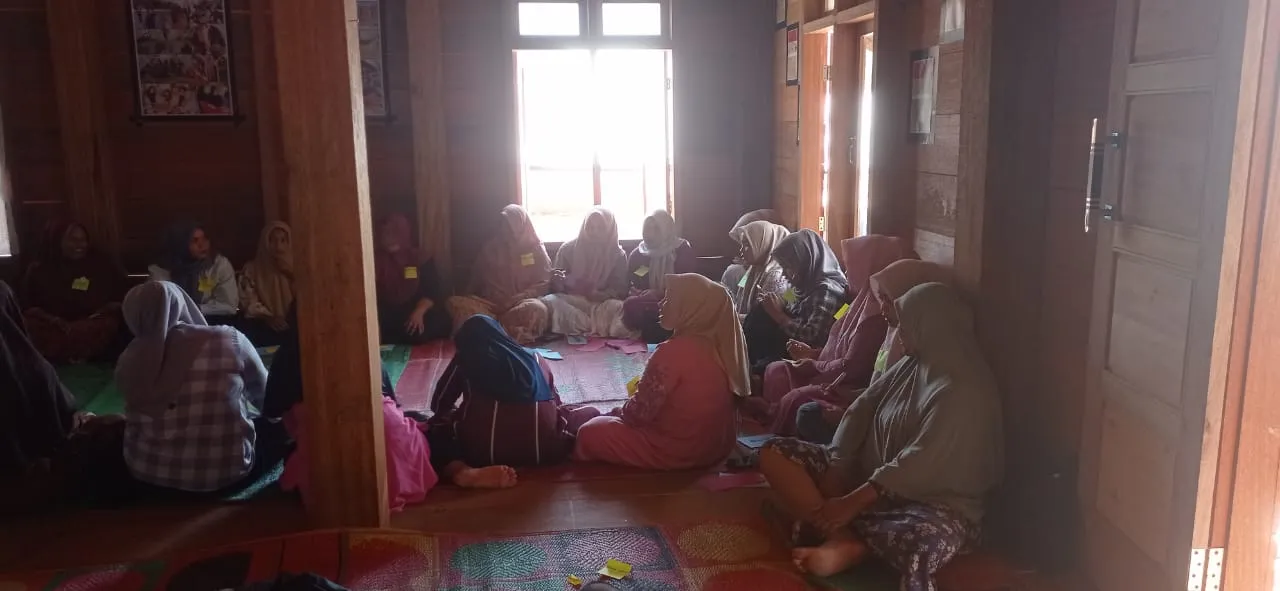 Anggota Perempuan Beutong Bersatu (PBB) Beutong Ateuh Kabupaten Nagan Raya mengikuti pelatihan AMDAL KIJANG(Selasa 11/12/2025). Foto: Fitri//Digdata.id