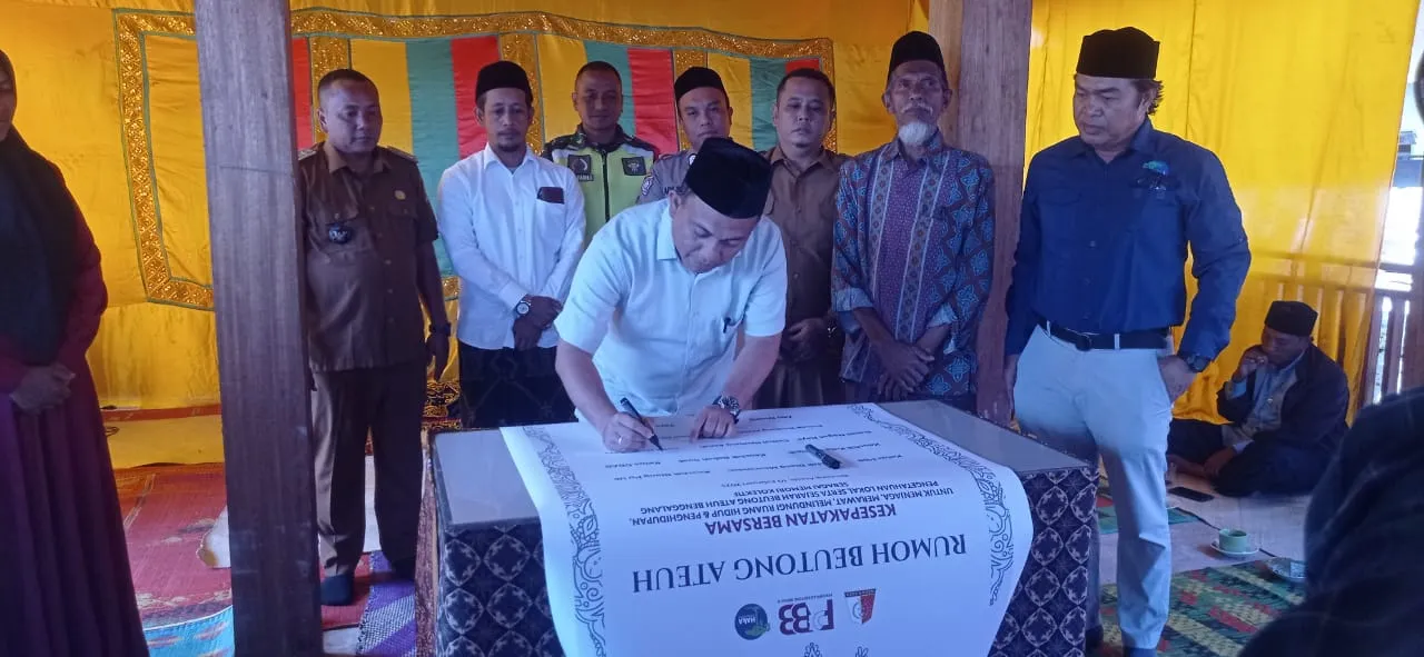 Wakil DPRK Nagan Raya Sayid Syahrul Rahmad, meresmikan Rumoh Beutong Ateuh Banggala. Foto: Fitri//Digdata.id