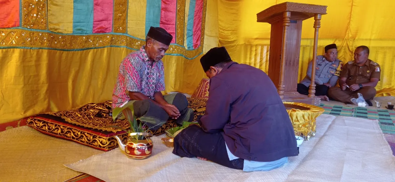 Tradisi tepung tawar(peusijuk) yang dilakukan tengku (Tokoh Masyarakat) saat pada peresmian Rumoh Beutong Ateuh Senin(11/12/2025). Foto: Fitri//Digdata.id