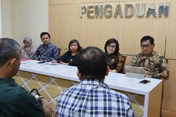 Komite Keselamatan Jurnalis (KKJ) Indonesia melaporkan kasus teror dan ancaman kekerasan simbolis terhadap jurnalis Tempo ke kantor Komisi Nasional Hak Asasi Manusia (Komnas HAM) di Jakarta pada Senin, (24/3/2025)