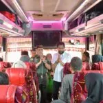 Gubernur Aceh Muzakir Manaf melepas keberangkatan rombongan mudik gratis yang difasilitasi Pemerintah Aceh, di Terminal Tipe A Batoh, Kamis (27/3/2025).