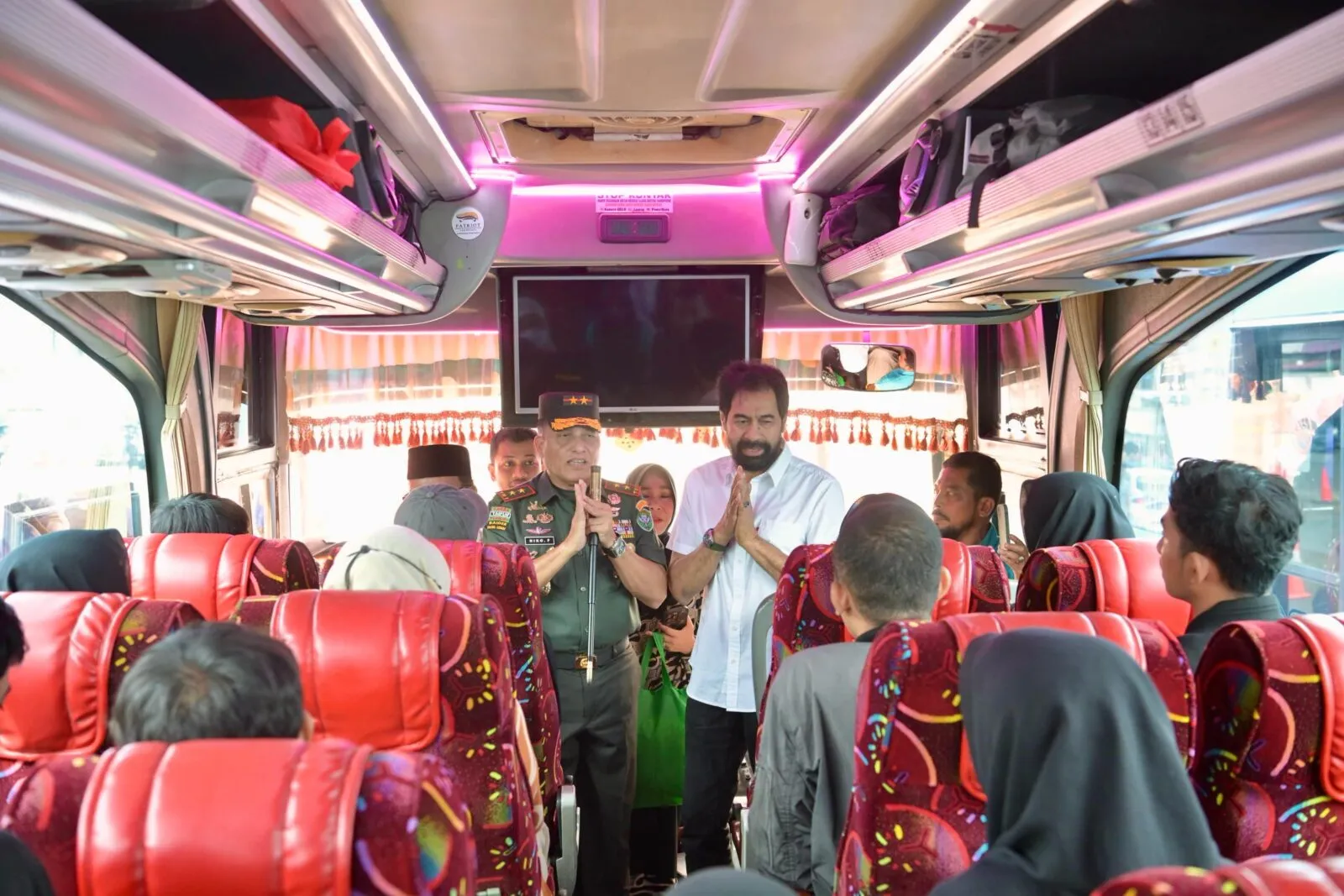Gubernur Aceh Muzakir Manaf melepas keberangkatan rombongan mudik gratis yang difasilitasi Pemerintah Aceh, di Terminal Tipe A Batoh, Kamis (27/3/2025).