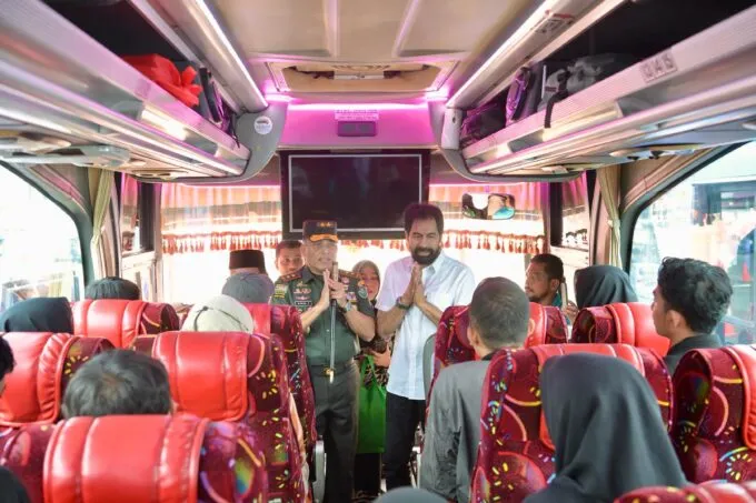 Gubernur Aceh Muzakir Manaf melepas keberangkatan rombongan mudik gratis yang difasilitasi Pemerintah Aceh, di Terminal Tipe A Batoh, Kamis (27/3/2025).