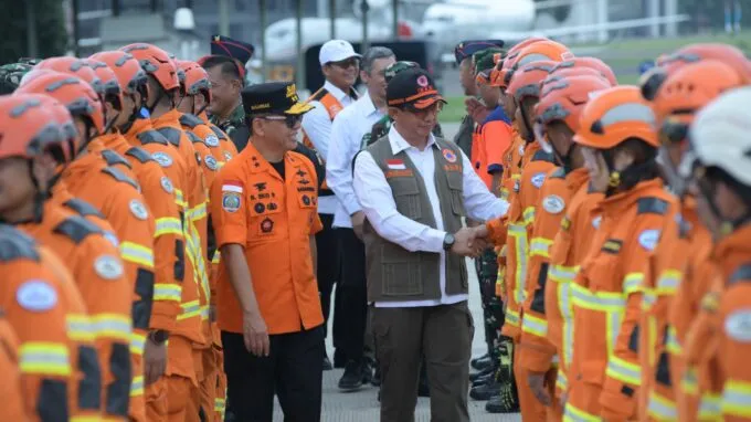 Sebanyak 73 personel Indonesia Search and Rescue (INASAR) diterbangkan menuju lokasi terdampak gempa di Myanmar, Selasa (1/4/2025). Pelepasan tim kemanusiaan ini dilakukan oleh Kepala Kepala Badan Nasional Penanggulangan Bencana (BNPB) Letjen TNI Suharyanto