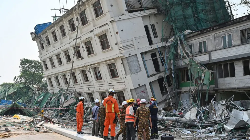 Junta militer Myanmar mengumumkan gencatan senjata sementara mulai Rabu (2/4/2025) hingga 22 April mendatang. Keputusan ini diambil seiring meningkatnya jumlah korban jiwa akibat gempa bumi besar yang melanda negara itu pekan lalu. Poto :Trigger