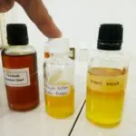 Proses Penyaringan Minyak Nilam di Laboratorium ARC-USK Banda Aceh.