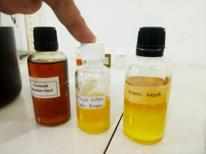 Proses Penyaringan Minyak Nilam di Laboratorium ARC-USK Banda Aceh.