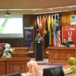 Rektor UIN Ar-Raniry, Prof Dr.Mujiburrahman MAg saat sedang mempresentasikan hasil penelitiannya pada konferensi internasional SICOIFL 3 dan El-Usrah ICON 1 di UKM, Selangor, Malaysia, akhir 2024. : Foto: Dok.Humas UIN Ar-Ranniry