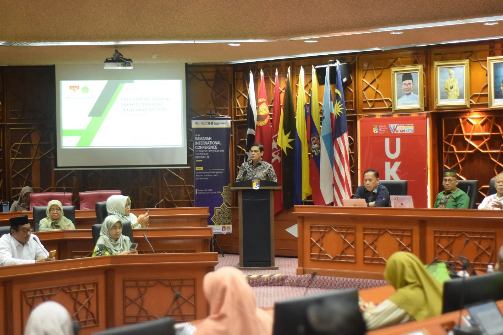 Rektor UIN Ar-Raniry, Prof Dr.Mujiburrahman MAg saat sedang mempresentasikan hasil penelitiannya pada konferensi internasional SICOIFL 3 dan El-Usrah ICON 1 di UKM, Selangor, Malaysia, akhir 2024. : Foto: Dok.Humas UIN Ar-Ranniry