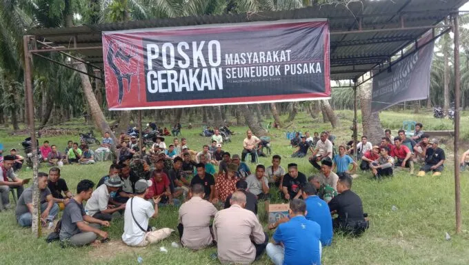 Pihak keamanan melakukan negosiasi dengan warga Seunebok Dalam terkait penyegelan lahan sawit PT ASN oleh Warga/ Foto : Digdata.id