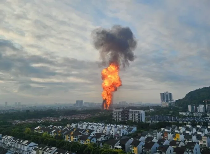 Gas Petronas meledak, Peristiwa itu terjadi pada Selasa (1/4/2025) pagi dan menyebabkan kerusakan parah pada sejumlah rumah warga
