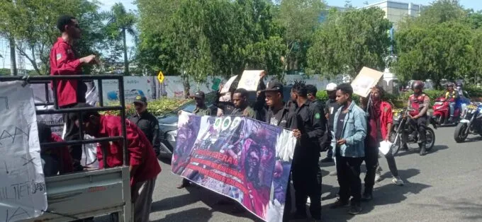 Aksi demonstrasi Mahasiswa Papua Minta Pemerintah Hentikan Operasi Militer di Papua di depan Gedung DPR Aceh, Selasa (27/05/2025). Poto : Fitri Juliana / Digdata.id