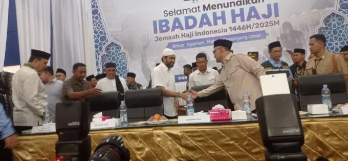 Gubernur Aceh Muzakir Manaf menghadiri upacara pelepasan JCH Aceh Kloter I, di Asrama Haji Embarkasi Aceh, Sabtu (17/05/2025). Poto : Fitri Juliana / Digdata.id