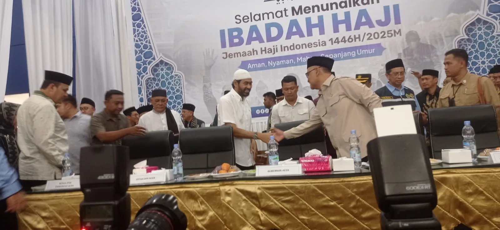 Gubernur Aceh Muzakir Manaf menghadiri upacara pelepasan JCH Aceh Kloter I, di Asrama Haji Embarkasi Aceh, Sabtu (17/05/2025). Poto : Fitri Juliana / Digdata.id