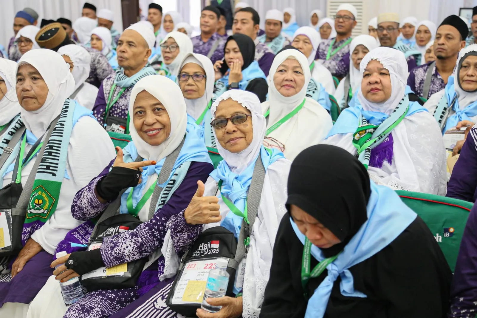 JCH Perempuan asal Embarkasi Aceh bersiap berangkat ke Mekkah.