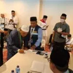 Jemaah calon haji asal Aceh menerima dana wakaf Baitul Asyi SAR2000 per orang. Poto : Dok Humas Haji Aceh